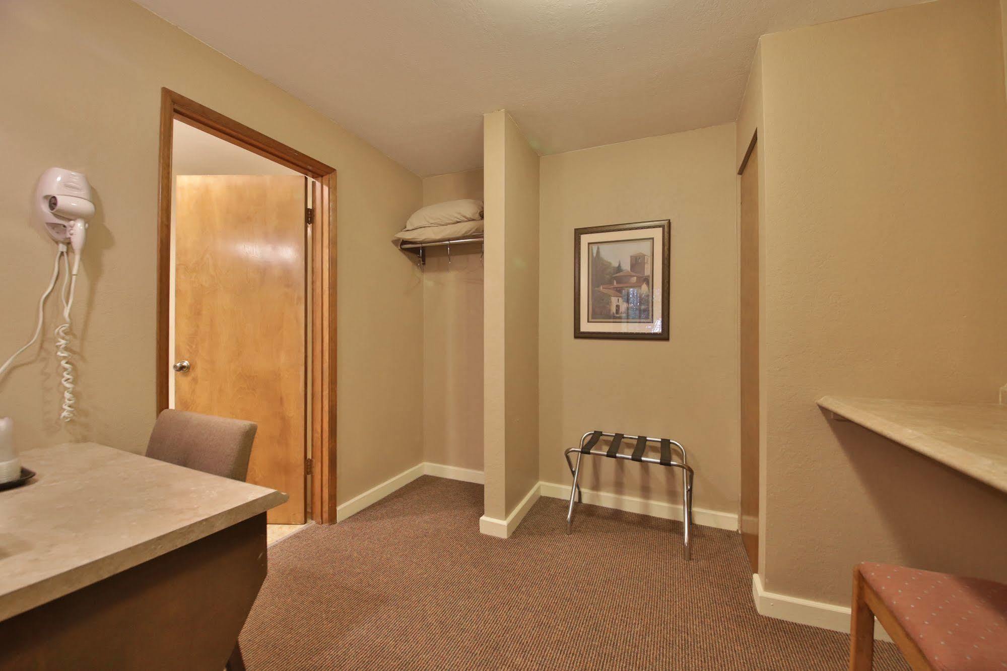 Harbor Inn Freeland Екстериор снимка