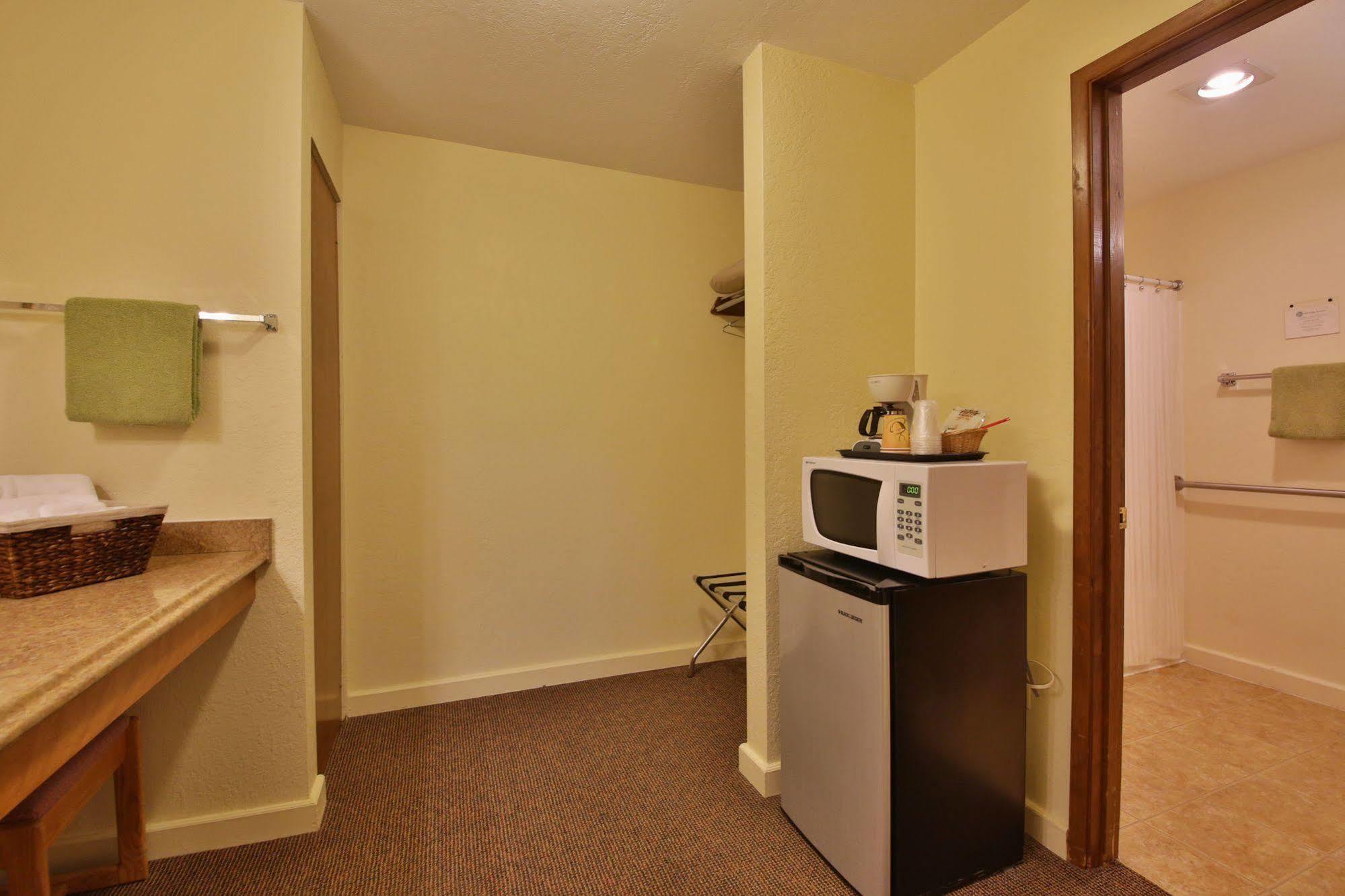 Harbor Inn Freeland Екстериор снимка